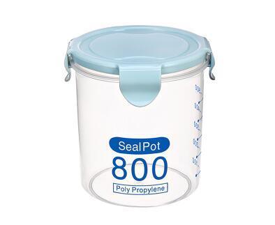 Transparent sealed plastic food storage container with a blue lid, measuring scale, and a capacity of 800 ml.